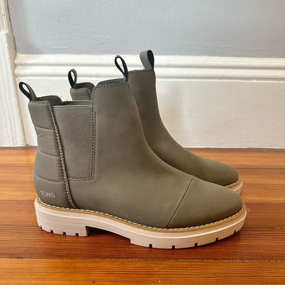 TOMS Women Skylar Chelsea Boot, brand new size 8.5 - Picture 1 of 5